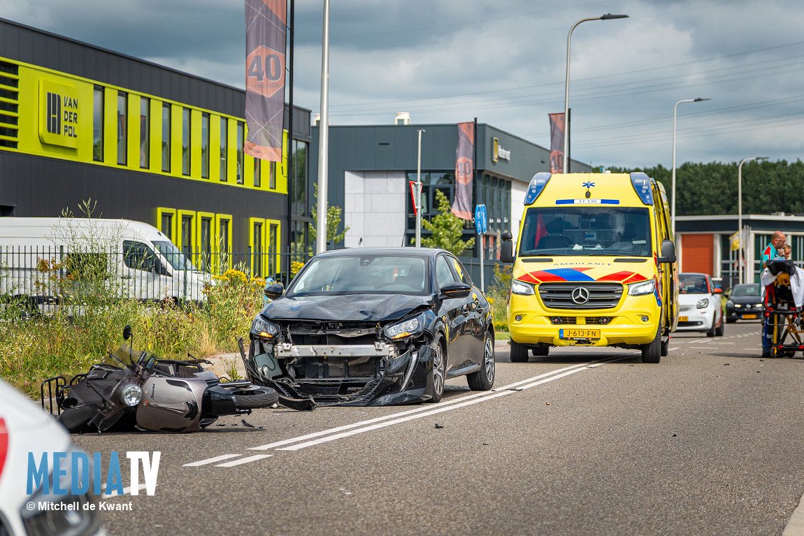 Meisje op scooter aangereden door auto in Ridderkerk