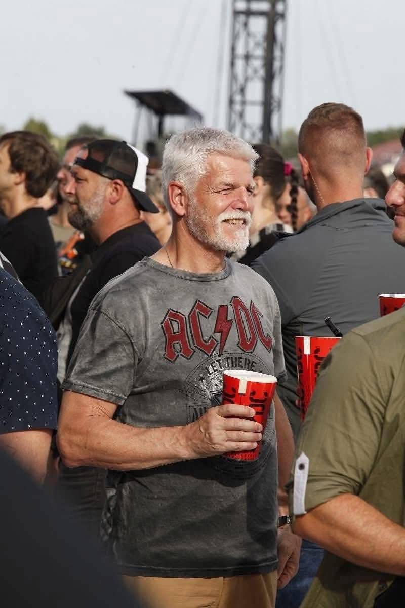 Kritikzine's tweet image. Çek Cumhuriyeti Cumhurbaşkanı Petr Pavel, ülkesine gelen AC/DC&apos;nin konserinde 60.000 hayranın arasında görüntülendi.