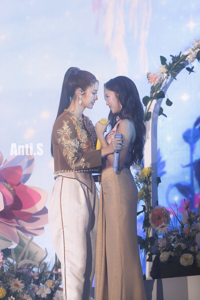AS_AntiS's tweet photo. 25.06.28 Blush Blossom Fan Fest 
🩵💛

🚫禁商用刪改水印
🚫remove logo and commercial use

NamtanFilm BBFanFest DAY1

#BBFanFestD1 #BBFanFest
#น้ำ���าลฟิล์ม #NamtanFilm 
#namtantipnaree #filmracha https://t.co/jVL1WNle4v