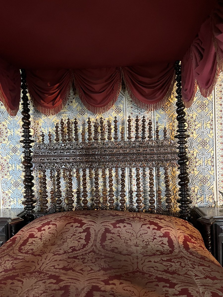 On a family vacation in Portugal and I’m enjoying the Moorish-influenced decorative art. So many elements of symmetry. These will be fun to show in the crystallography unit of my #mineralogy class