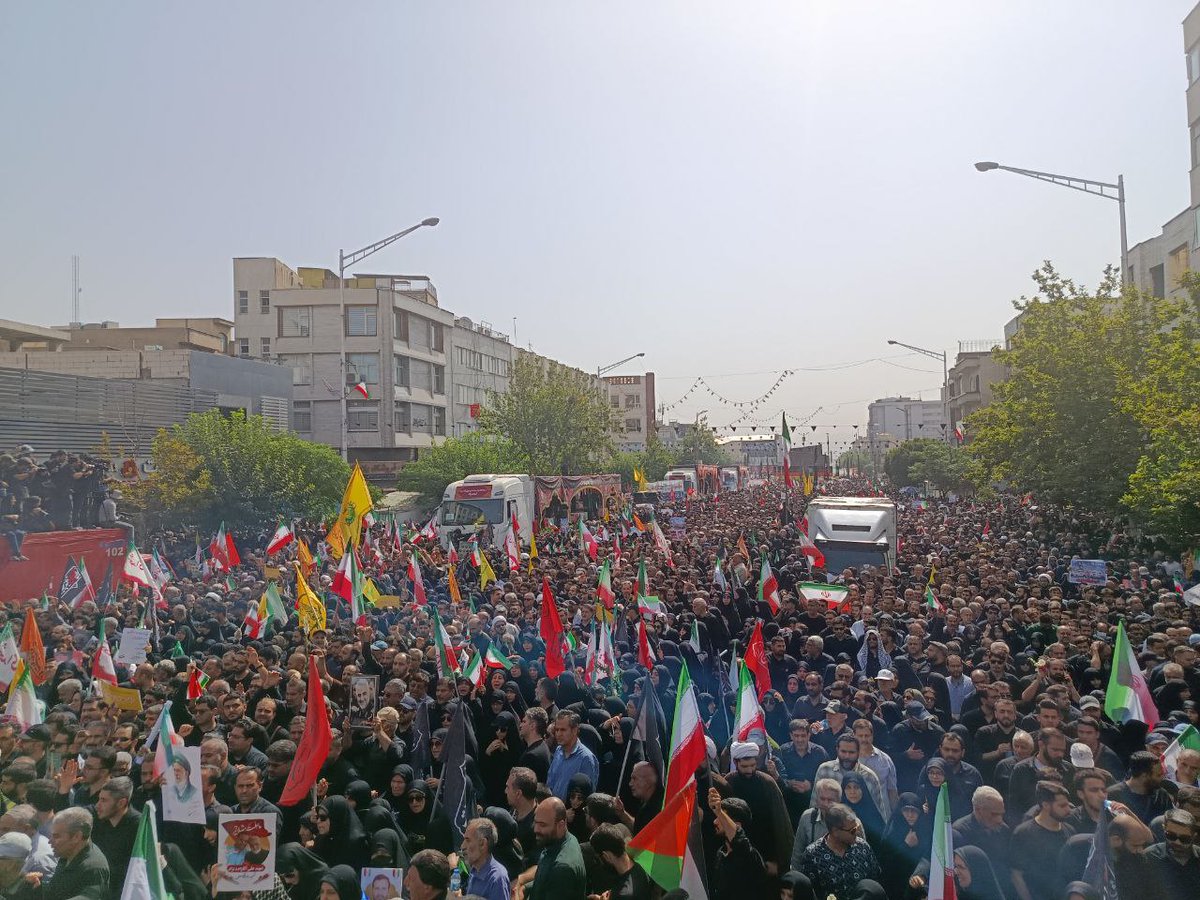 MH_Hojaji96's tweet image. ای جهان بشنوکه ما میراث دار خــیــبــریــم
ماهزاران رنگ کوفی نیستیم
اهل پیکاریم و صوفی نیستیم
ما ز نسل هــمــت و فهمیدهایم
همچو شمشیریم صیقل دیدهایم
همچو طوفانیم در موج بلا
اولین سرمشقمان کرب و بلا
#شعور_حسینی
#بدرقه_90میلیونی