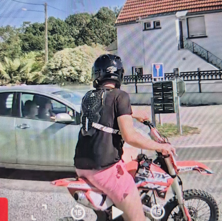 Monwifi_fr's tweet photo. Des pièces détachées pour greffes ? ni plaque, ni pot, ni rien, mais sur la route, 3 motos, 3 jeunes.
@Prefet44 @Gendarmerie @Gendarmerie_044
#Crossac #LoireAtlantique https://t.co/8MvpDXEAdY