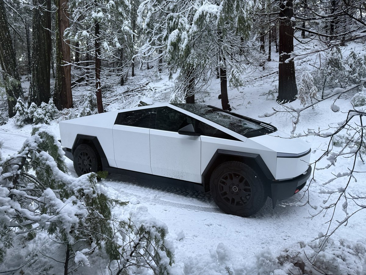 thalerz's tweet image. Off-grid (no dirty power) for 11 days so far…and counting. Thanks to @Enphase Solar + @teslaenergy and #Cybertruck. Continuous Uninterrupted clean power to whole house (3,000sq ft) w/ house A/C running, indefinitely.