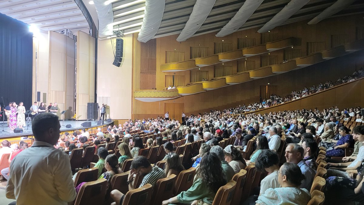 Wat een eer om uitgenodigd te worden voor een concert voor 🇮🇱.

Thank you, Bucharest! 🇮🇱🤝🇷🇴

"Omwille van Sion zal ik niet zwijgen, omwille van Jeruzalem zal ik niet stil zijn, totdat haar gerechtigheid opkomt als een glans en haar heil als een brandende fakkel." (Jesaja 62:1)