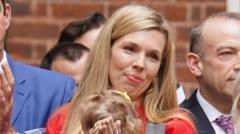 TOPXNews's tweet image. 📢 Carrie Johnson, from her hospital bed, warns new mums about dehydration after her “brutal” week with baby. She expresses gratitude to the NHS for their support. Remember to stay hydrated and take care of yourselves! 💧👶 #HealthAwareness #NewMums #NHSThankYou