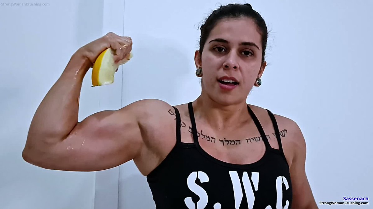 CrushingWoman's tweet photo. **Sassenach’s Melon Crush**
Watch her grip that melon in her bulging biceps... you can almost feel the power! 

Indulge in strength: https://t.co/YWOe2R8qwi

#StrongWoman #MuscleGoddess #FemaleStrength #MelonCrush #BicepsPower #SeduceWithStrength #MuscleFantasy https://t.co/0ffeHgd5xy