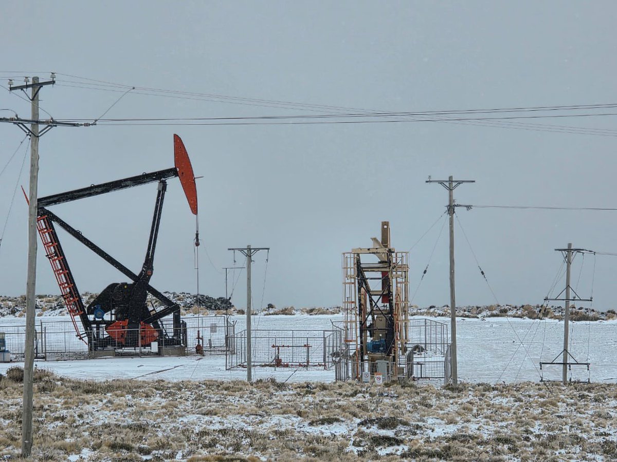 Auca Mahuida, primera gran nevada.
Bentia no se detiene: seguimos operando en las condiciones más duras, apostando al desarrollo.
Energía argentina hecha con compromiso, inversión y trabajo.