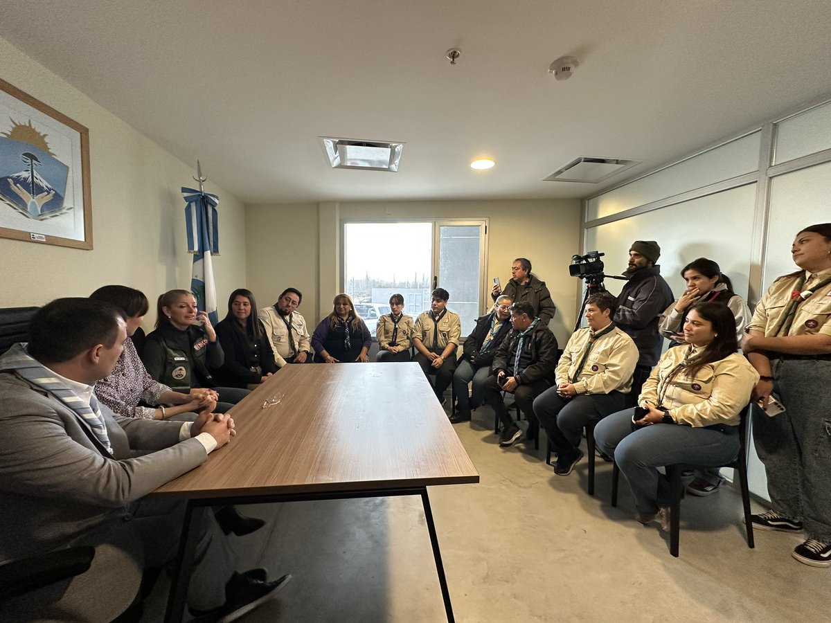 Recibimos a parte de <a href="/ScoutsArgentina/">Scouts de Argentina</a>, quien desarrolla una valiosa tarea social y comunitaria. 

Desde el <a href="/GobProvinciaNqn/">Gobierno de la Provincia del Neuquén</a> acompañamos a quienes inspiran e impulsan acciones desde la solidaridad y de manera comprometida con el bien común. Acordamos continuar trabajando juntos en