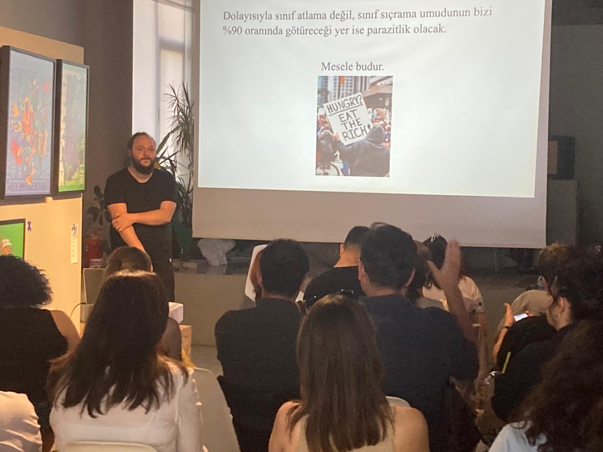 toplumveutopya's tweet photo. Kavramlar ve Filmler Atölyesinin "The Hustler"(1961) ve "Parazit"(2019) filmlerini "Kapitalizm ve Dönüşüm" kavramlarıyla ele aldığımız üçüncü oturum Evren Demiryürek'in (@Evrendy1 ) anlatıcılığında Unite Ortak Mekan'da gerçekleştirildi. 

"Ma Nuit Chez Maud"(1969)  ve "Dersu Uzala"(1975) filmlerini "Ahlak" ve  "Gerçeklik ve Ayna" kavramlarıyla tartışacağımız dördüncü oturum 5 Temmuz Cumartesi günü saat 16.00'da Unite Ortak Mekan'da gerçekleştirilecek. 

Katılım herkese açık ve ücretsizdir. Atölyeye katılım için önceki oturumlara katılma zorunluluğu bulunmamaktadır.

Atölye kayıt formu: 

https://t.co/VSqgxANpEc