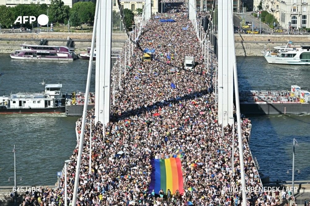 🇭🇺 Près de 200.000 personnes ont défilé à Budapest, selon les organisateurs, une affluence sans précédent pour la marche des fiertés en Hongrie, face aux mesures d'interdiction du Premier ministre nationaliste Viktor Orban.