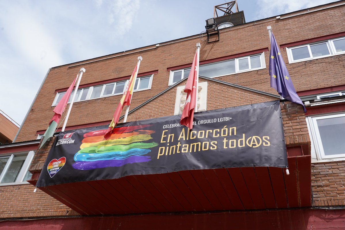 Hoy en el Día Internacional del Orgullo, celebramos que vivimos en una sociedad más justa, libre e igualitaria, gracias a muchas personas que han luchado por conseguir derechos que nos han hecho avanzar en los valores democráticos. 
Seguimos avanzando y defendiendo la Diversidad.