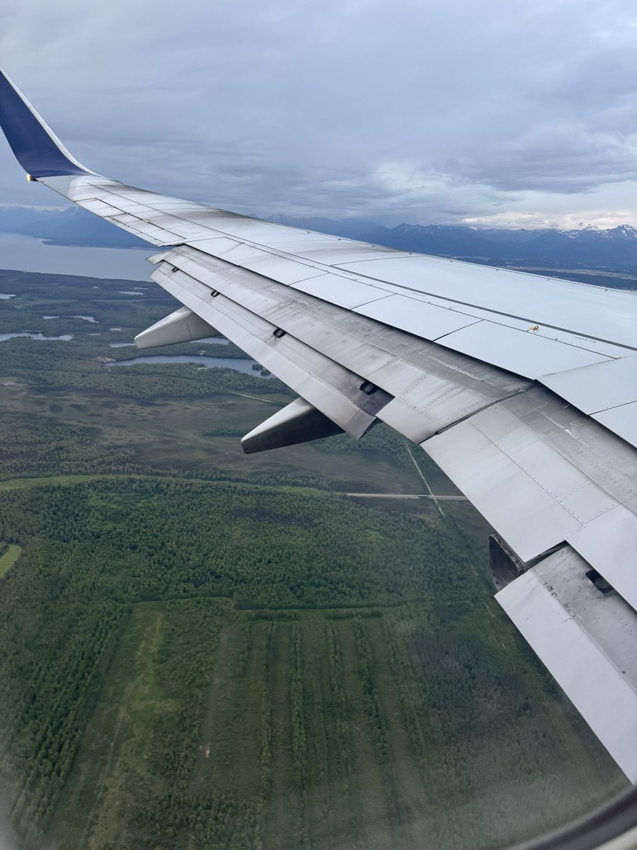 SetonClaggett's tweet photo. I have always been impressed with @Delta as their planes are always clean and their pilots always have the best landings of any major airline.  This plane was the exception (the landing was still great). https://t.co/bzkTAQr4sZ