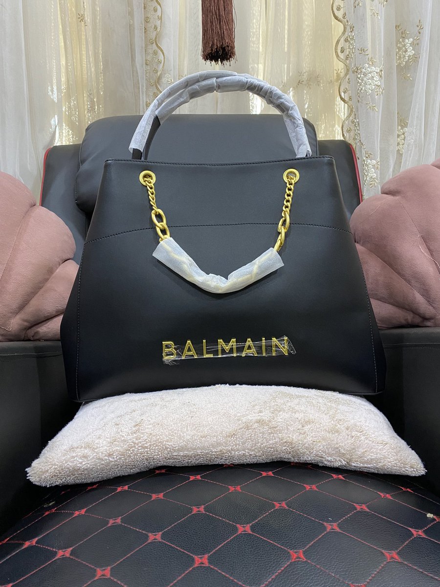 WellSkinDiaries's tweet photo. Where sophistication meets bold design.
The Balmain handbag made to turn heads. 🖤 

#BalmainElegance
#ClingeBoutique https://t.co/TOju9Udig3