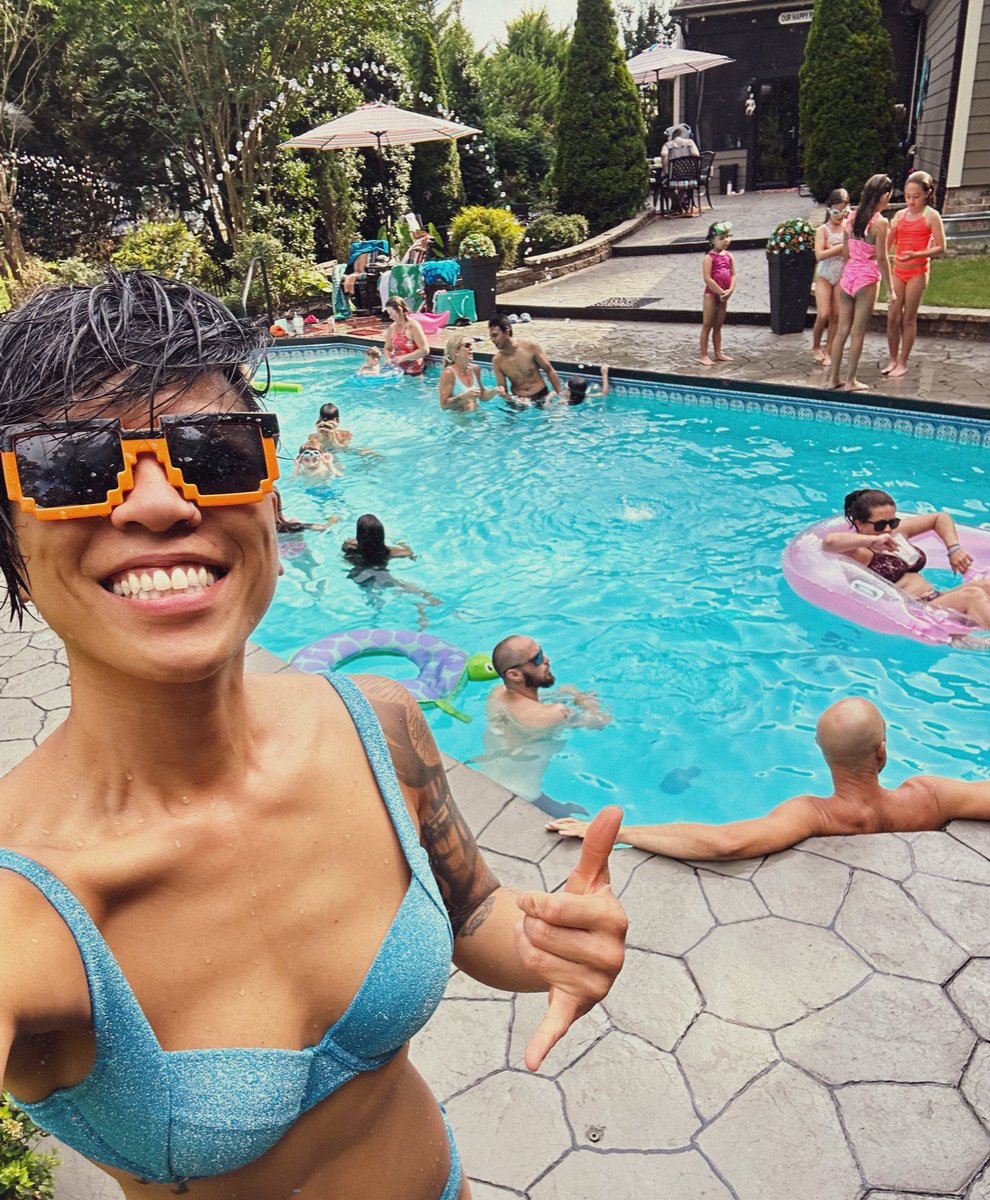 verava1or's tweet photo. Pool party! 💦 https://t.co/jov7KUzPka