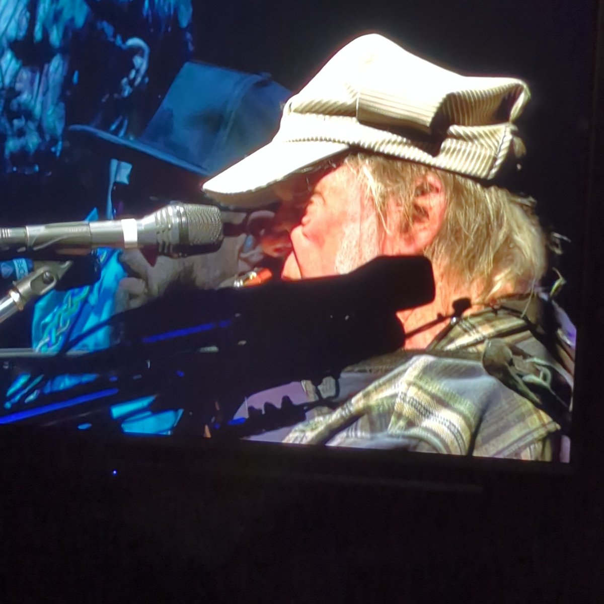 Harvest Moon, another belter from Neil Young at Glastonbury.
Rockin' on at 79!