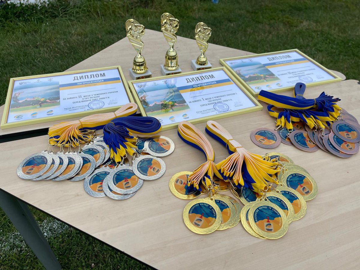 Ukraine_Rugby13's tweet image. 🇺🇦РЕЗУЛЬТАТИ ЧУ U-18🥇🥈🥉
🏟️Сьогодні у Хмельницькому відбувся фінальний тур чемпіонату України з Тач🏉
Команди посіли наступні місця:
🥇РК "Буревісник" (Хмельницький)
🥈Збірна Донецької області
🥉РК "Терен" (Тернопіль)
4️⃣"Sokil Kids" - ЛОДЮСШ (Львів)
#UkraineTouch