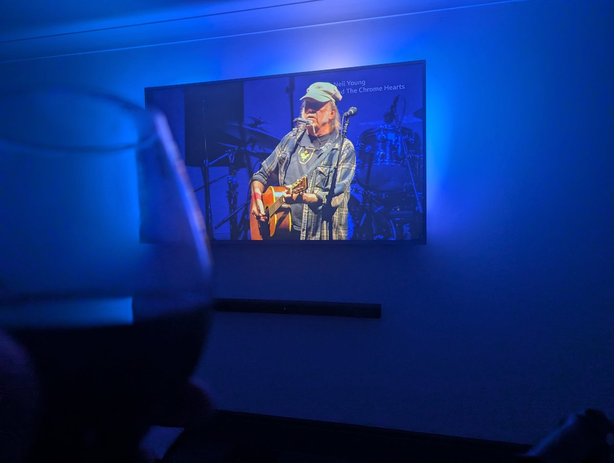 dazphillips74's tweet photo. Thank you @bbcglasto & @Neilyoung for making this happen. This mans words and music have helped me more than I could possibly explain.
#bbcglasto
#neilyoung
#Glastonbury2025
ps thanks @AldiUK for the wine #toroloco 🍷 https://t.co/gTRRwYnjsK