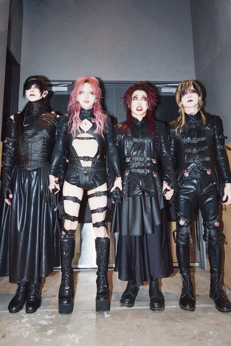 xraidenmeii's tweet photo. Why are they like 🧍🏻‍♀️🧍🏻‍♀️🧍🏻‍♀️🧍🏻‍♀️ https://t.co/UGR6L8D3hM