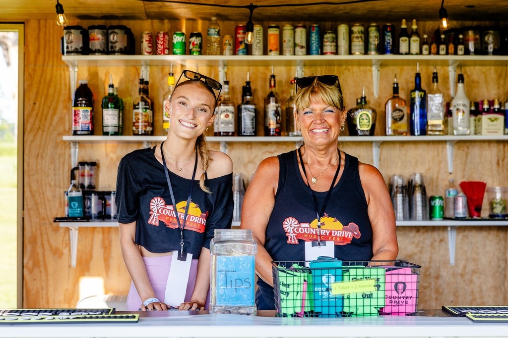 Countrydrvelive's tweet photo. We've got the nicest bartenders in the state 🍻 Let's get this Saturday night started! ⁠
⁠
4:00 Emily Hollingshed⁠
6:00 Taylor Austin Dye⁠
7:30 Tayler Holder ⁠
9:15 TREATY OAK REVIVAL ⁠
⁠
Only @ Country Drive 🔥 https://t.co/Sqk8ueyuaq