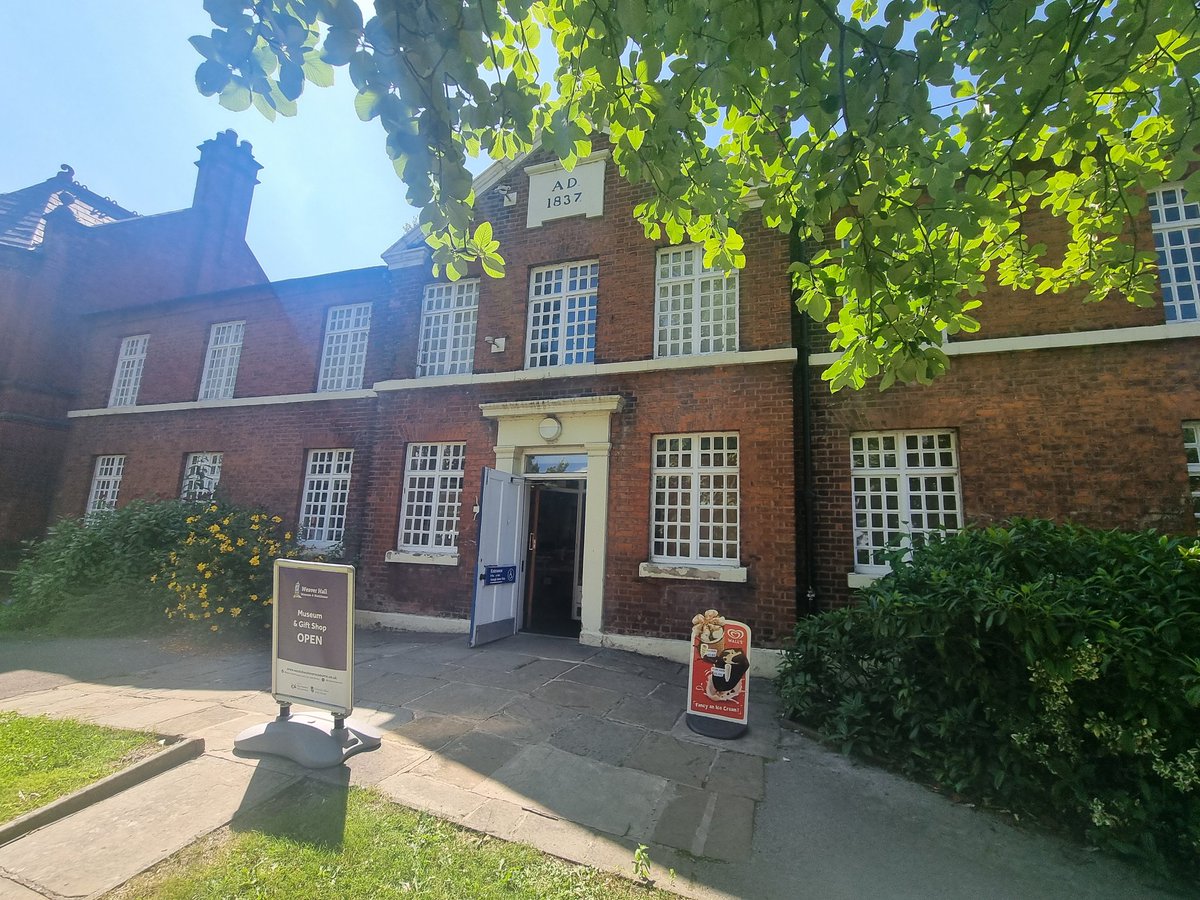 scouse_mouse_20's tweet image. Northwich today. First stop Hunts Lock for a nice circular walk along the canal. Then, we popped to Comberbach fete to meet a distant cousin for the first time. We finished off with a visit to Weaver Hall Workhouse Museum. Fab day, but too hot for me 😊