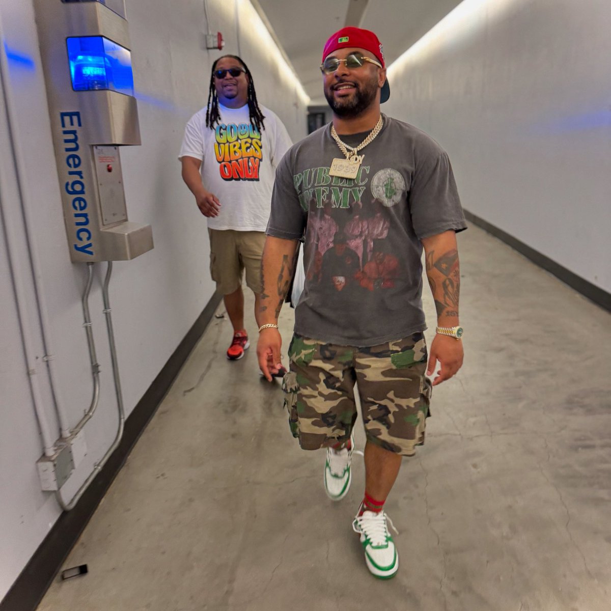 MillionKicks404's tweet photo. Walking through the tunnel like I'm in the league. 

📍 @sneakercon ATL 

#sneakerfiles #kicksonfire #af1 #explorepage #mrcartoon https://t.co/OBN94zTby8
