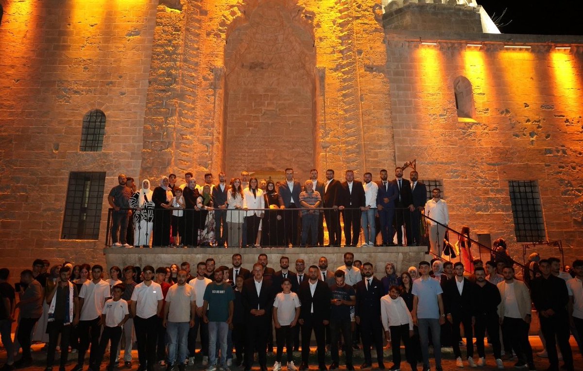 Mardin Gençliği Bir Başkaydı !
Davamızın neferleriyle, inancın ve azmin temsilcileriyle buluştuk…
AK Parti Genel Merkez Gençlik Kolları Başkanımız Sn. Yusuf İBİŞ,
Genel Merkez Teşkilat Başkanımız Sn. Osman Nuri NAZLIER
ve Bölge Koordinatörümüz Sn. Recep Furkan KASAP’ın