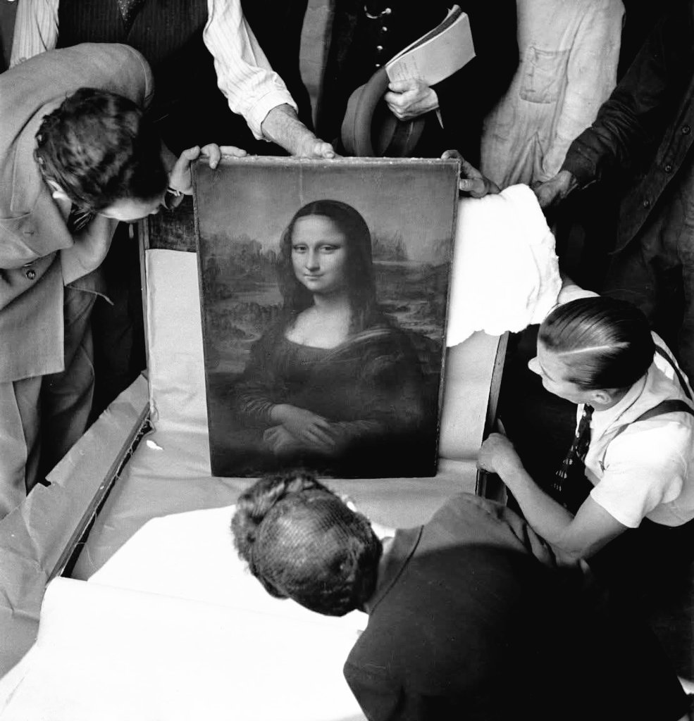 📷 Pierre Jahan. 
Le retour de la Joconde au musée du Louvre après la guerre 
Juin 1945. Paris