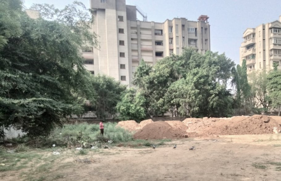 NitishShamdasa2's tweet photo. @MCGurugram  @DC_Gurugram @cmohry @CPCB_OFFICIAL, please help! I registered complaint 059079 on June 21, regarding waste &amp; wild grass issues attracting insects &amp; wild creatures to MCG. It's getting worse by the day! Can you please look into this.
#MCG #Gurugram #WasteManagement https://t.co/2VPWjdDYVB