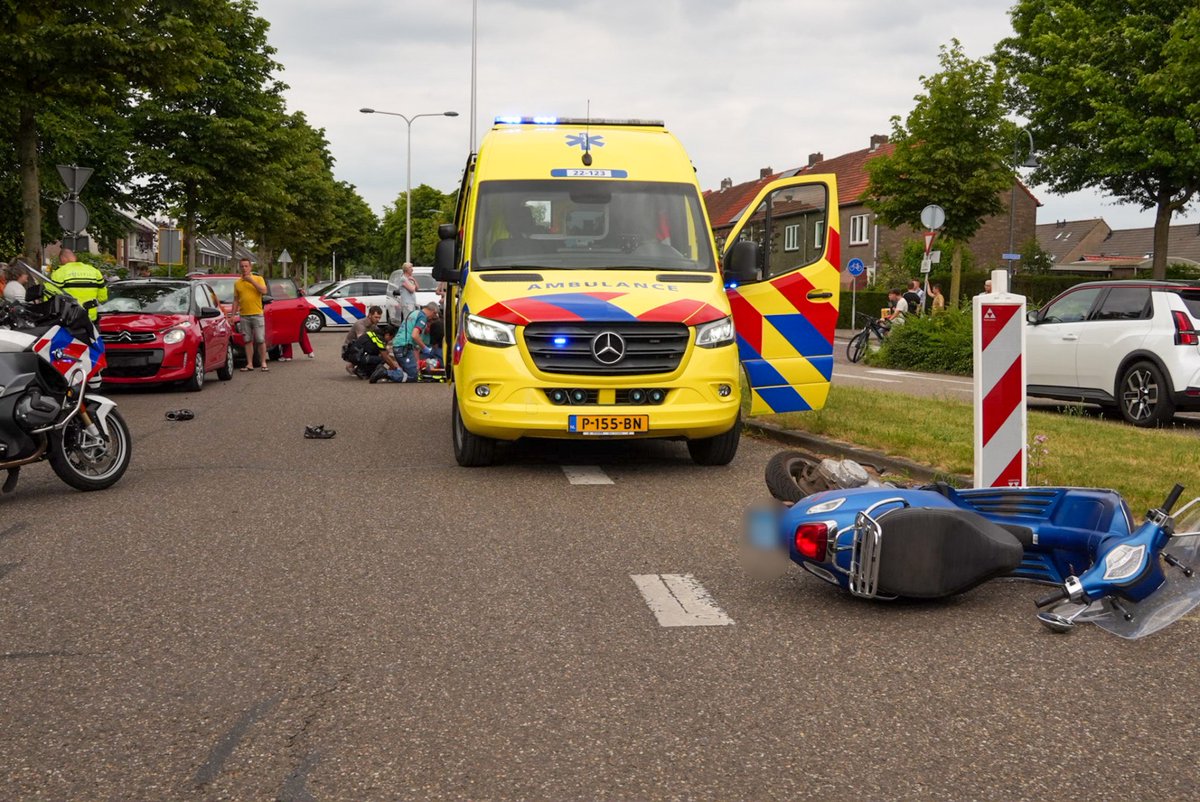 Scooterrijdster botst op auto bij oversteekplaats in Helmond. Ze is naar het ziekenhuis gebracht. 

ditishelmond.nl/verkeersongeva… 

#Helmond #ongeval