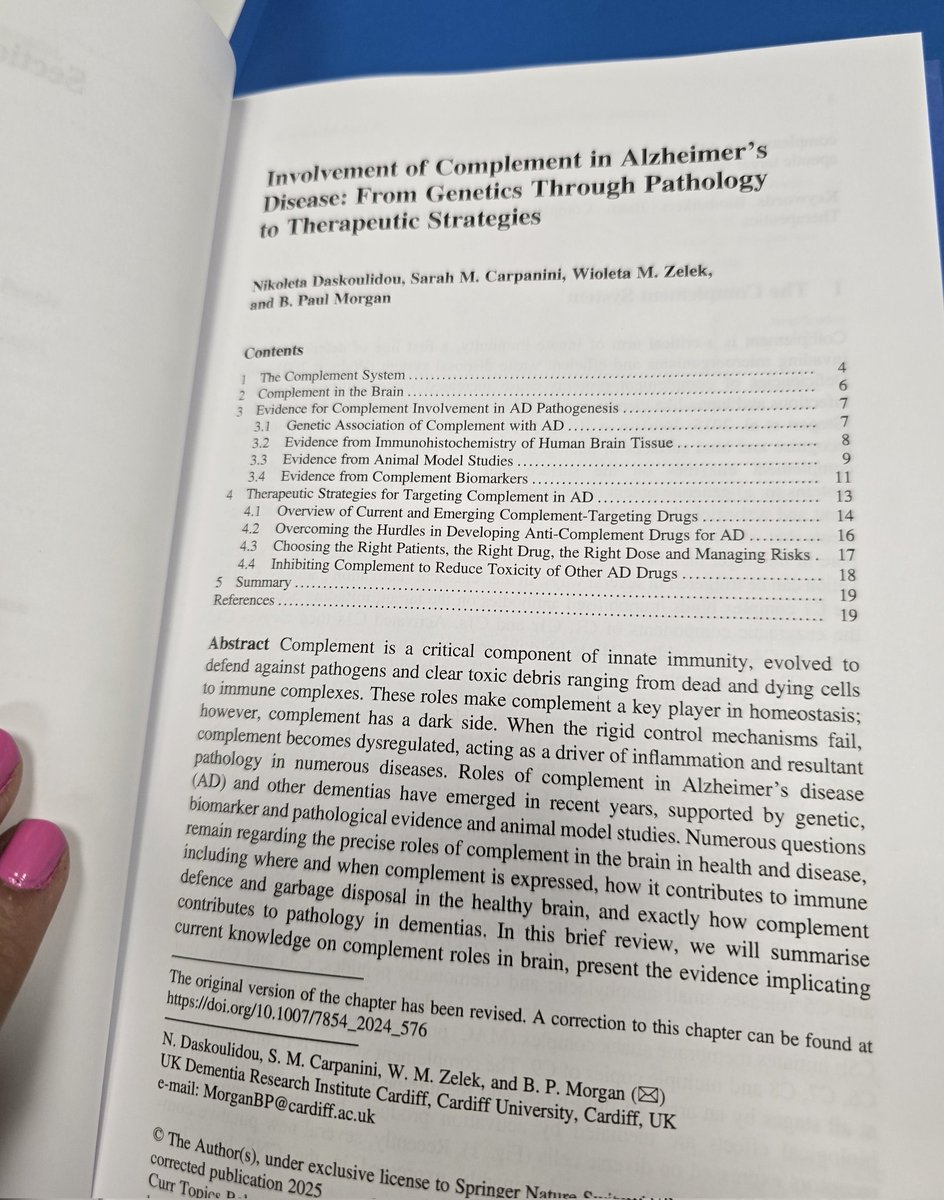 Thrilled to hold the hard copy of the first book featuring a chapter by my colleagues and me! 🧠
➡️link.springer.com/book/10.1007/9…

📚 Recommended summer read! ☀️ Forget the beach romance - this one's packed with #microglia, #plaques, and #complement!