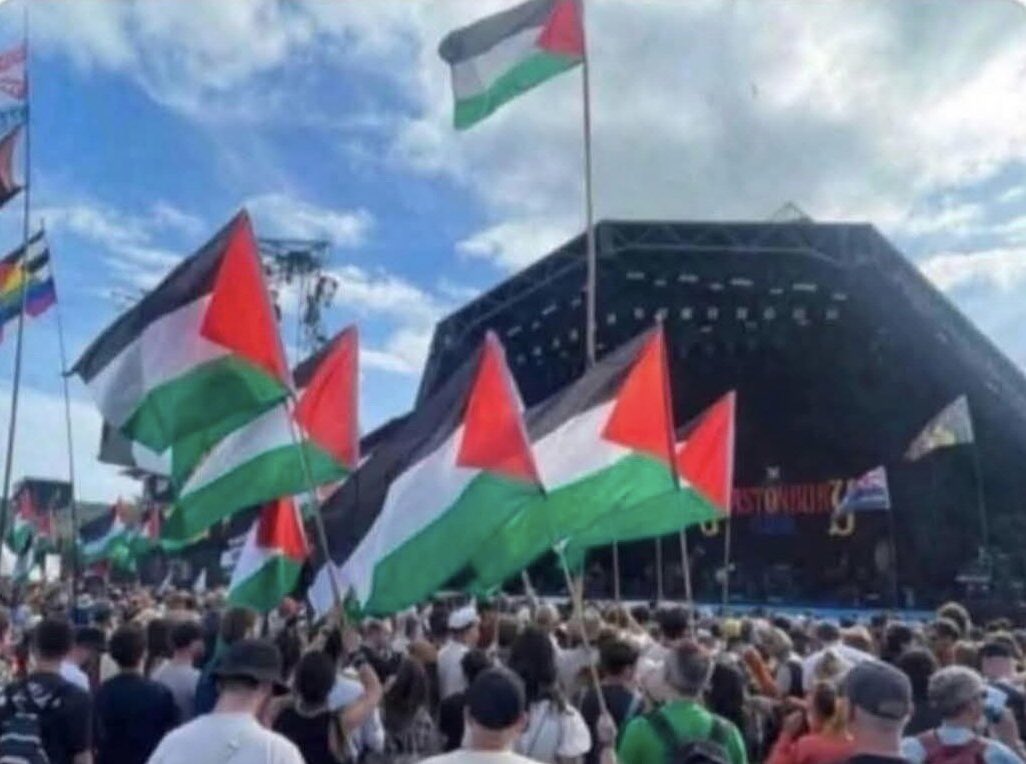 A nova moda dos ocidentais sem cérebro, é ir a festivais de música com as bandeiras dos gajos que massacraram pessoas num festival de música 🤡