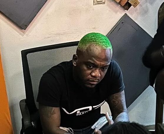 leParrain_'s tweet photo. @Elown_KNB Vié p tu as mis dans teinture hein . C'est que l'album sera ⏬🍻😂
Je suis impatient.
Mon #Djamo est déjà rechargé. https://t.co/sXAwu4lCmQ
