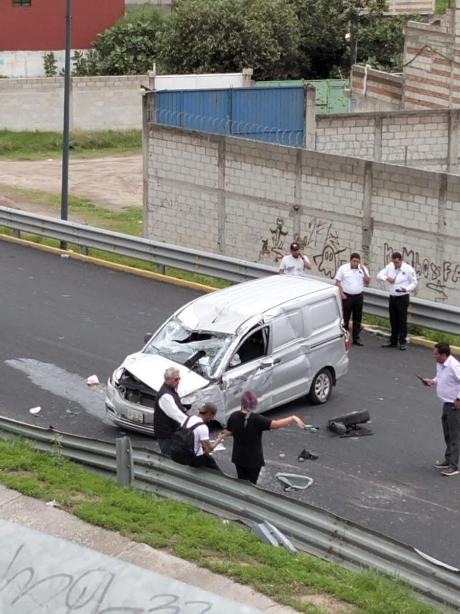 #AlMomento|| Accidente vehicular en la lateral del Periférico-Ecológico, a la altura de Santa Mago, con dirección hacia la carretera federal Puebla-Tehuacán.
Precaución en la zona, hay tráfico lento.