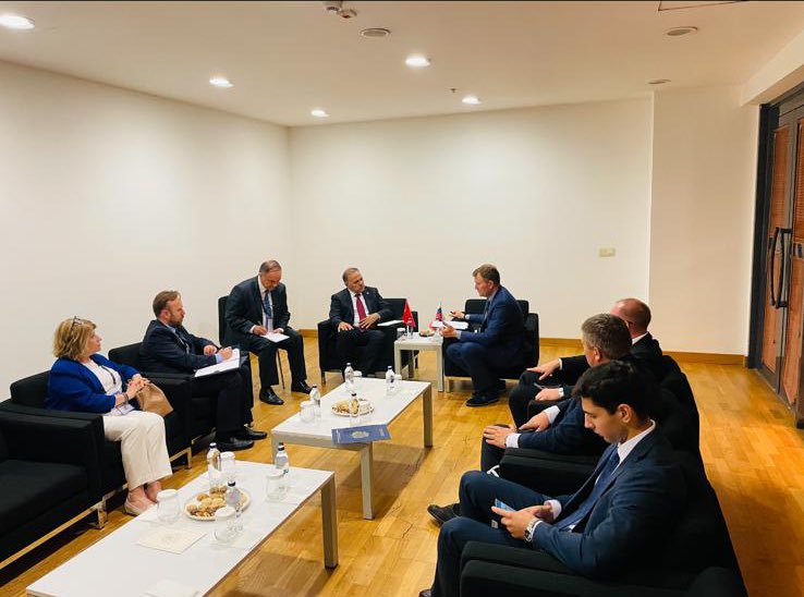 Rusya Federasyonu Ulaştırma Bakan Yardımcısı Dimitry Zverev ile Küresel Ulaştırma Forumu kapsamında verimli bir ikili görüşme gerçekleştirdik .

Görüşmede  ulaşımın dijitalleşmesi de dahil ulaştırmanın her alanında işbirliği imkanlarını değerlendirdik 

As part of the Global