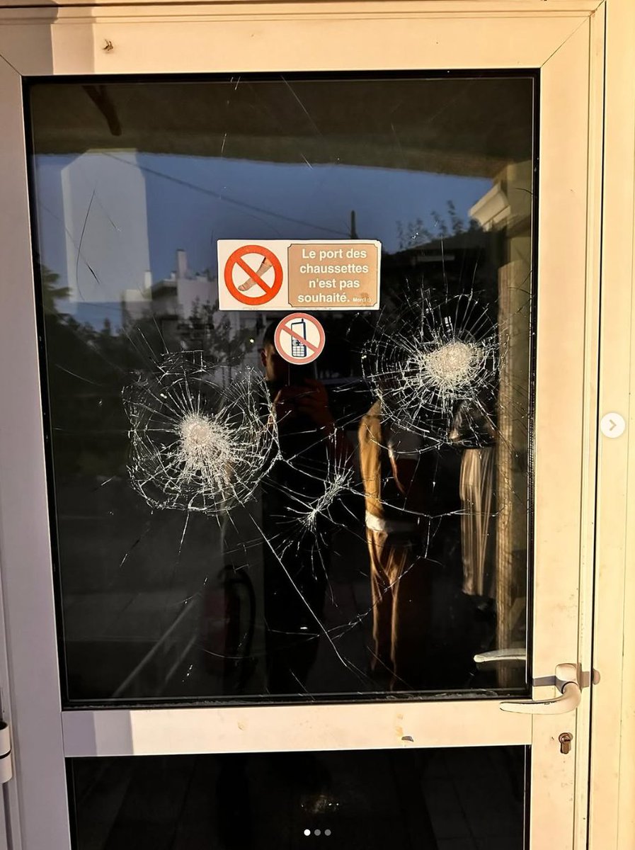 AlertesInfos's tweet photo. 🇫🇷🕌 ALERTE INFO - La porte de la mosquée de Roussillon a été VANDALISÉE et des tracts aux slogans d’extrême droite ont été collés sur les murs de l’édifice. (Le Parisien) https://t.co/LeDrIW0rqY