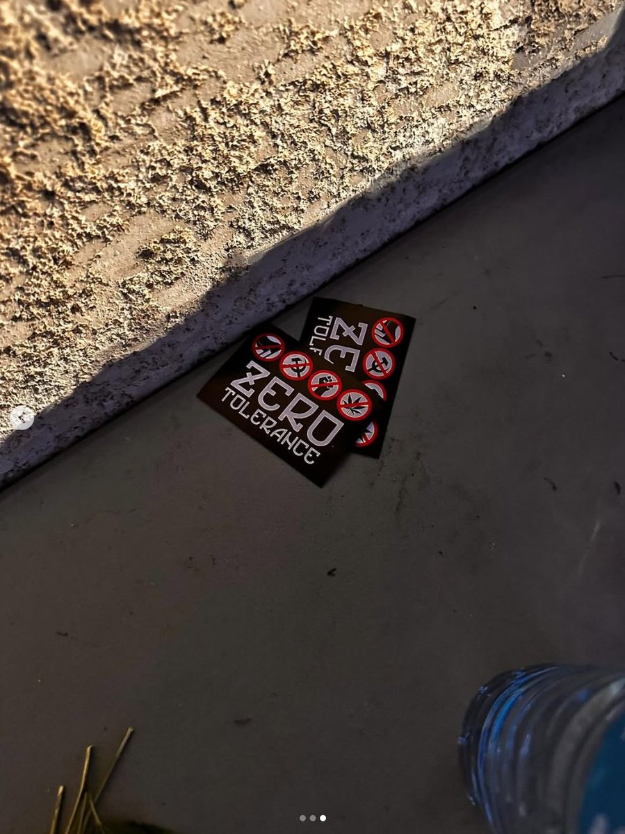 AlertesInfos's tweet photo. 🇫🇷🕌 ALERTE INFO - La porte de la mosquée de Roussillon a été VANDALISÉE et des tracts aux slogans d’extrême droite ont été collés sur les murs de l’édifice. (Le Parisien) https://t.co/LeDrIW0rqY