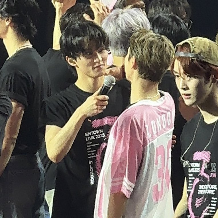 babyjey10's tweet photo. แล้วเตนล์ก็ตัวติดกันตลอดกับน้องมาร์ค 
 #SMTOWN_LIVE_LONDON #TEN https://t.co/O88YFK14IX