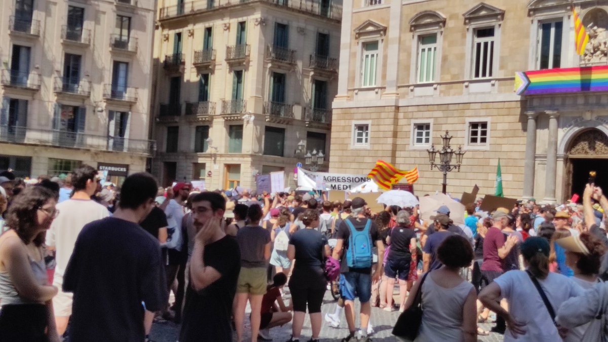 Avui hem baixat a Sant Jaume a donar suport a No a l'ampliació de l'aeroport.
Defensa del territori.
Ara, ha estat una proesa quasi omplir la plaça amb les temperatures d'infart que estem patint.
Però no defallim!
@noampliacioaeroport