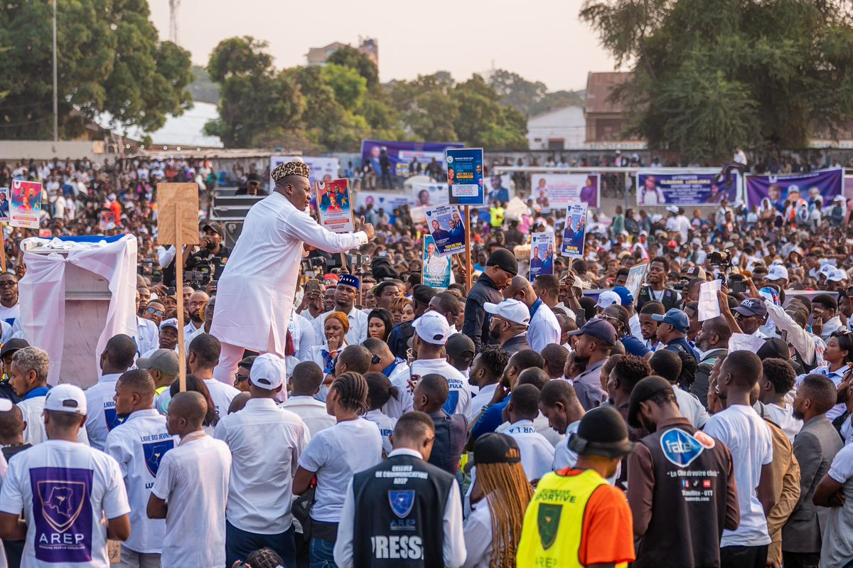 Guy_Loando's tweet photo. MEETING DE LA PAIX – STADE VÉLODROME

Clôture réussie de nos matinées politiques à Kinshasa ! Après Mont-Amba, Tshangu et Funa, c’est la Lukunga qui nous a accueillis ce samedi au Vélodrome de Kintambo pour un grand Meeting de la Paix.

Ce rassemblement s’inscrit dans la dynamique de l’Accord de paix de Washington, fruit des efforts d’une diplomatie agissante menée par le Président de la République, Chef de l’État, Son Excellence Félix Antoine Tshisekedi Tshilombo, et soutenue par le Gouvernement sous le leadership de la Première ministre, Madame Judith Suminwa Tuluka. Nous saluons également le travail remarquable accompli par la Ministre des Affaires étrangères, Madame Thérèse Kayikwamba Wagner.

Le pouvoir s’obtient par les urnes, jamais par les armes.
L’AREP reste fidèle à ses valeurs républicaines et à son engagement indéfectible en faveur de la paix.

Merci aux Fédérations AREP de Kinshasa pour leur mobilisation exemplaire.

À quelques jours du 65ᵉ anniversaire de l’indépendance de notre pays, choisissons la paix, socle de tout développement durable.