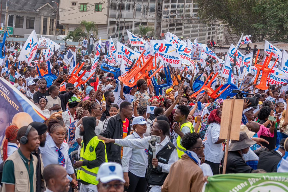 Guy_Loando's tweet photo. MEETING DE LA PAIX – STADE VÉLODROME

Clôture réussie de nos matinées politiques à Kinshasa ! Après Mont-Amba, Tshangu et Funa, c’est la Lukunga qui nous a accueillis ce samedi au Vélodrome de Kintambo pour un grand Meeting de la Paix.

Ce rassemblement s’inscrit dans la dynamique de l’Accord de paix de Washington, fruit des efforts d’une diplomatie agissante menée par le Président de la République, Chef de l’État, Son Excellence Félix Antoine Tshisekedi Tshilombo, et soutenue par le Gouvernement sous le leadership de la Première ministre, Madame Judith Suminwa Tuluka. Nous saluons également le travail remarquable accompli par la Ministre des Affaires étrangères, Madame Thérèse Kayikwamba Wagner.

Le pouvoir s’obtient par les urnes, jamais par les armes.
L’AREP reste fidèle à ses valeurs républicaines et à son engagement indéfectible en faveur de la paix.

Merci aux Fédérations AREP de Kinshasa pour leur mobilisation exemplaire.

À quelques jours du 65ᵉ anniversaire de l’indépendance de notre pays, choisissons la paix, socle de tout développement durable.