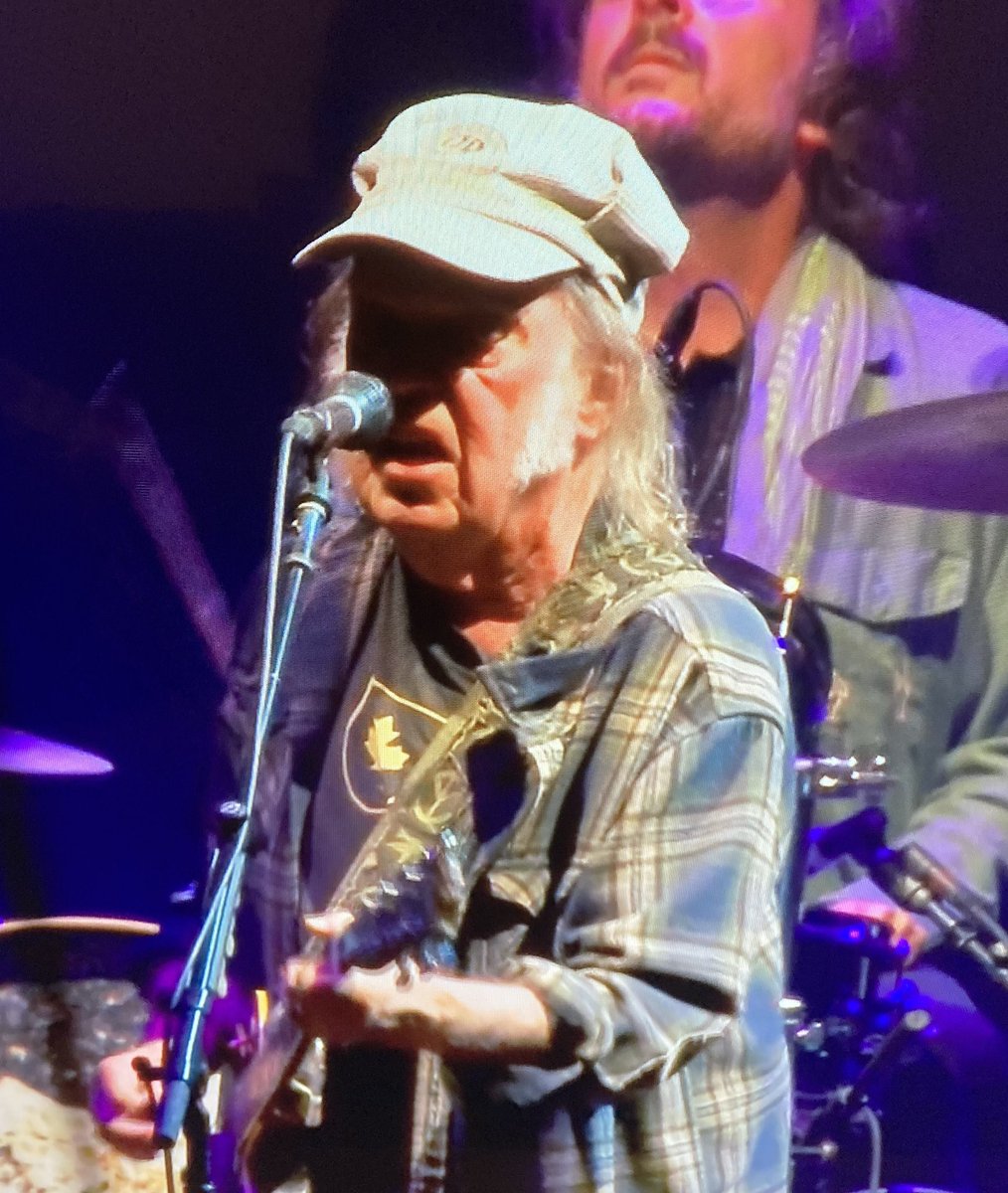 I love this man… he’s nailing it and showing the world what REAL MUSIC sounds like… 🎶keep rockin’ in the free world🎶 #NeilYoung #Glastonbury2025