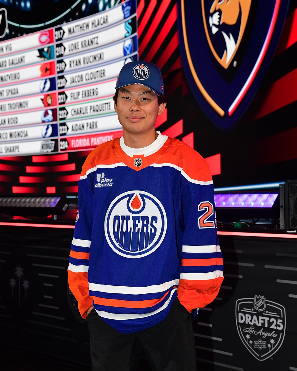 The last #Oilers pick of the day Aidan Park is a SoCal kid from Hermosa Beach so he just happened to be in the neighbourhood when we called his name at 223rd overall!

#NHLDraft | #LetsGoOilers