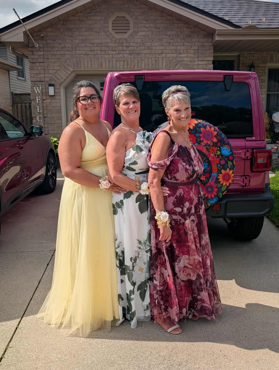tara_berry's tweet image. @1031FreshRadio can’t wait for an epic night! #momprom