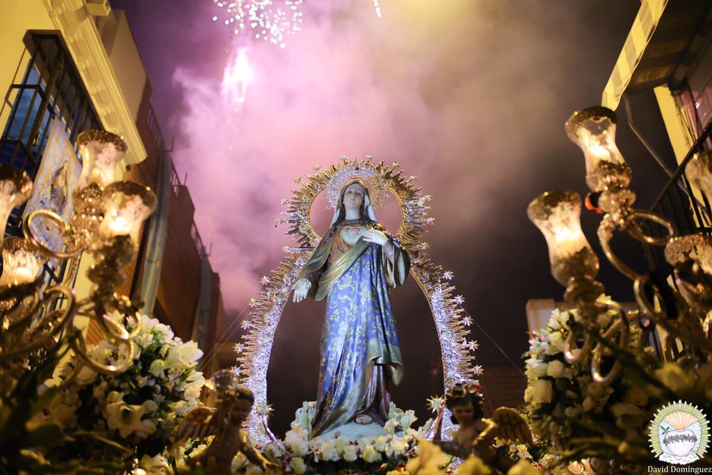 🔵 La noche se abre con la luz de los fuegos tirados al caminar del paso de la Virgen.

📍 Calle Torremiranda

📸 @davidvzfotos

#AmorInmaculado #InmaculadoCorazondeMaria2025
#ProcesionInmaculado