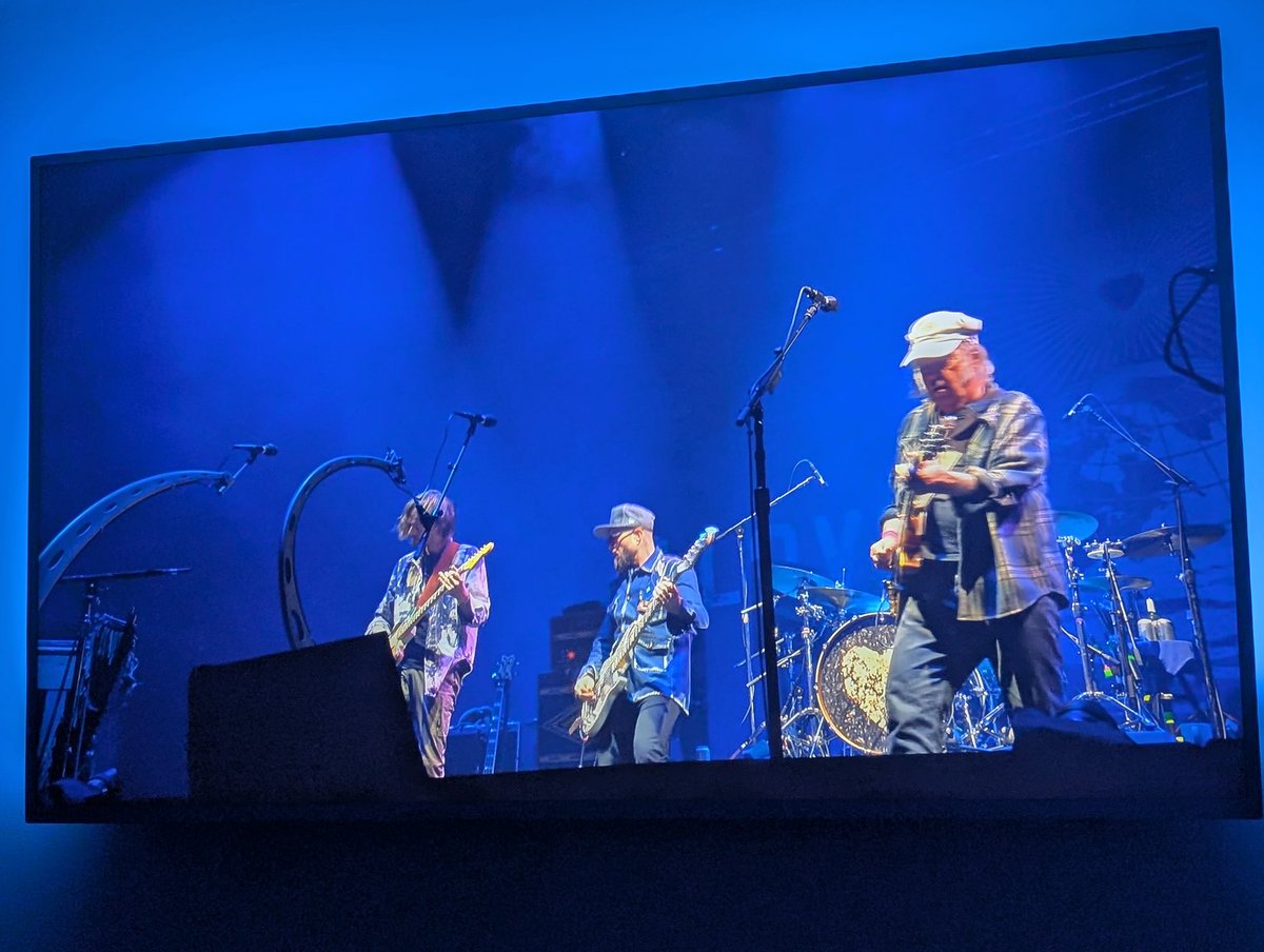 dazphillips74's tweet image. Wow 😲 @Neilyoung amazing @bbcglasto F*cking up simply sublime 👌
#bbcglasto
#neilyoung