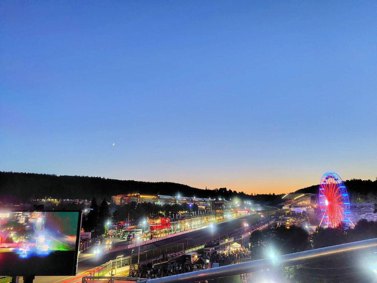suzuka_event's tweet image. 日本の皆様、おはようございます。

21:52に日没を迎えた、スパ・フランコルシャンから失礼します。

老若男女が、それぞれのスタイルで楽しんでいるのが非常に印象的です。

この時間(最後の写真は23時に撮影)まで場内に居る人は、この後どうするのかが気になる…

#IGTC #Spa24h