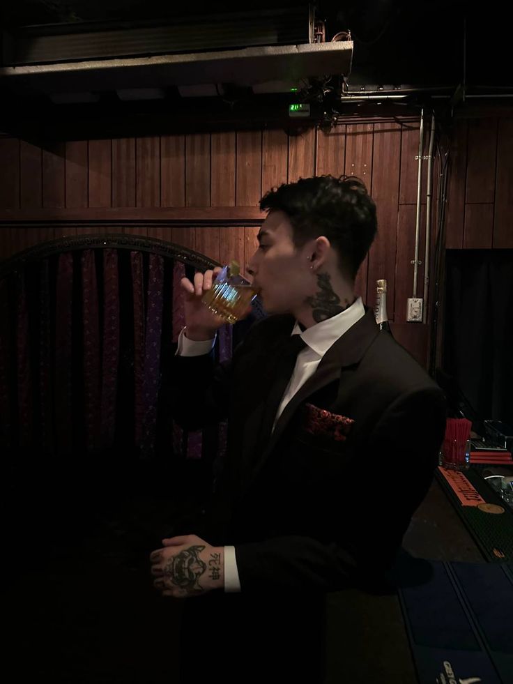 ㅤㅤㅤㅤㅤㅤㅤ        𝔄𝔨𝔦𝔪 𝔓𝔬𝔯𝔩𝔬𝔳𝔨 
ㅤㅤㅤㅤㅤㅤㅤ        39 𝔞ñ𝔬𝔰 
ㅤㅤㅤㅤㅤㅤㅤ        ℜ𝔲𝔰𝔬 
ㅤㅤㅤㅤㅤㅤㅤ        𝔙𝔬𝔯 𝔡𝔢 𝔩𝔞 𝔅𝔯𝔞𝔱𝔳𝔞 

  "Hay tres maneras de hacer las cosas, bien, mal y como yo las hago."