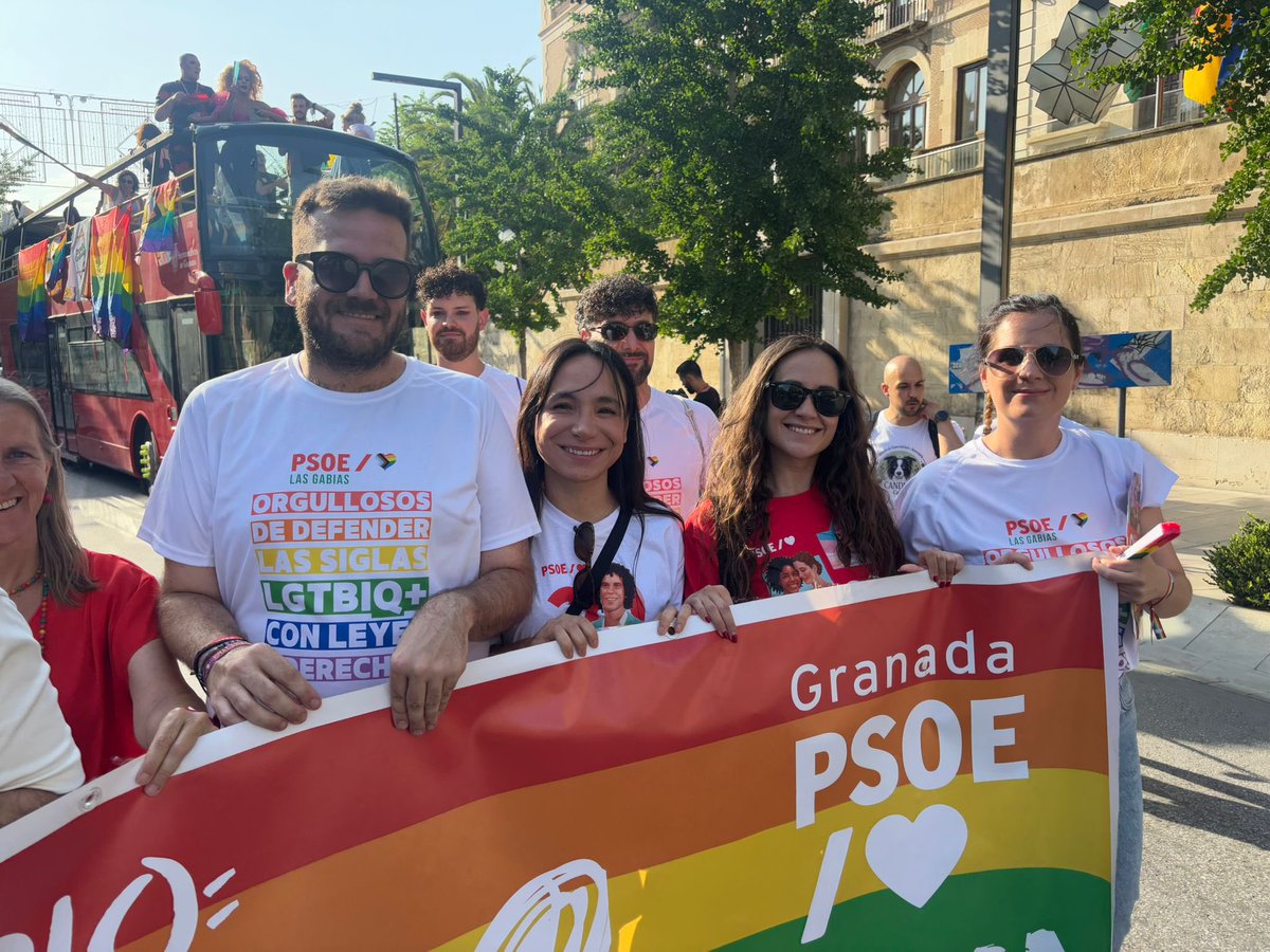 🌹Hoy las JSA Granada hemos asistido al Orgullo. Salimos a la calle para recordar que los derechos LGTBIQ+ no se negocian, no se recortan y no se venden

🏳️‍🌈Orgullo es luchar cada día para que nadie tenga miedo a ser quien es

#LaGeneracionDelCambio #LaGeneracionDelOrgullo