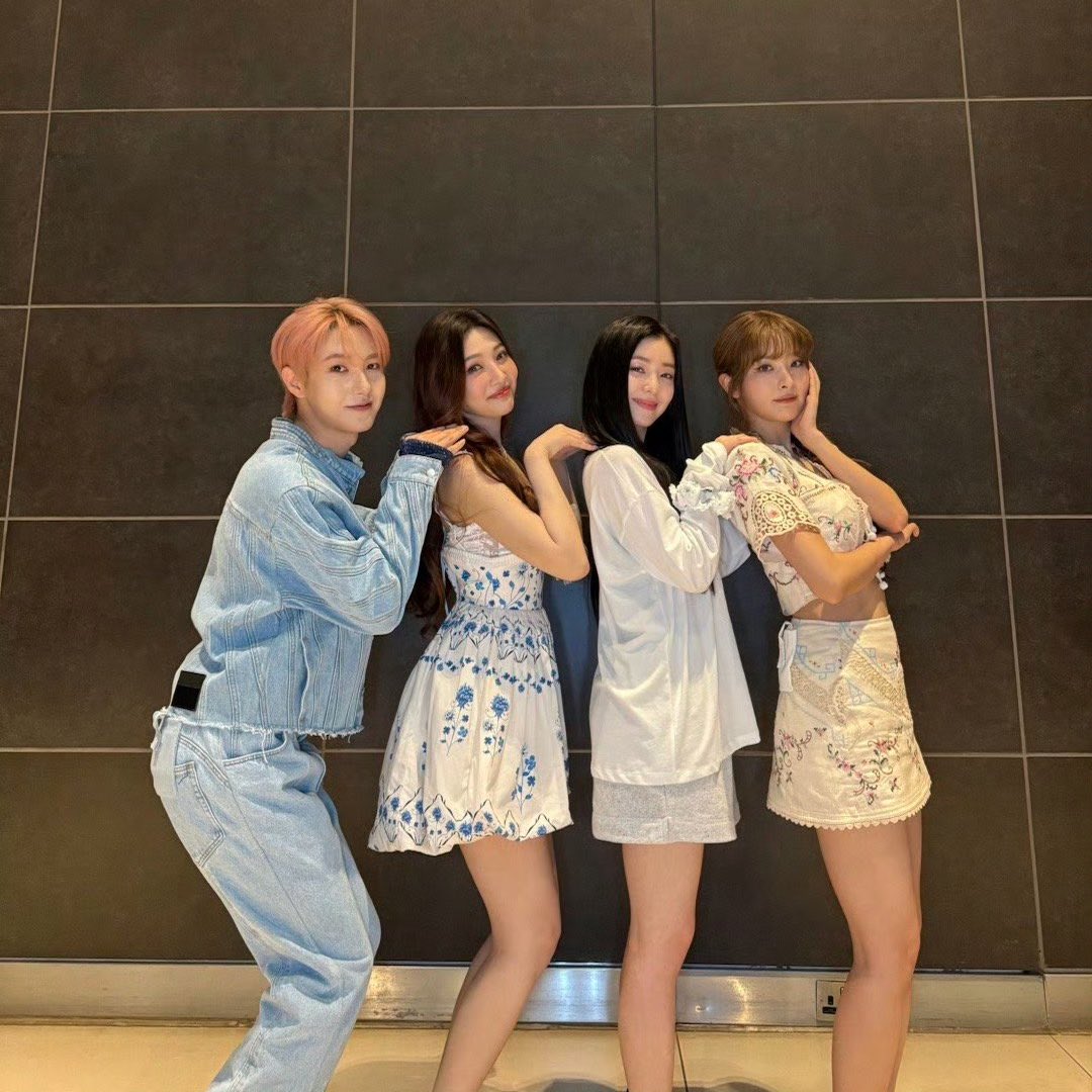 renjeonah's tweet image. renjun with red velvet noonas!!! 🥺💖