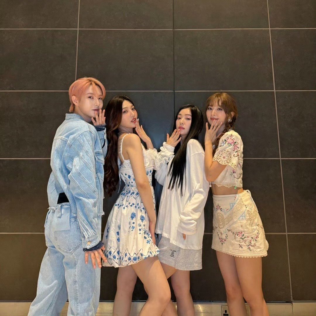 renjeonah's tweet image. renjun with red velvet noonas!!! 🥺💖